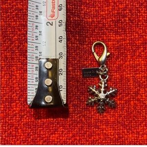 ❤️❤️❤️Coach Silvertone  Snowflake Keychain/new without price tag❤️❤️❤️